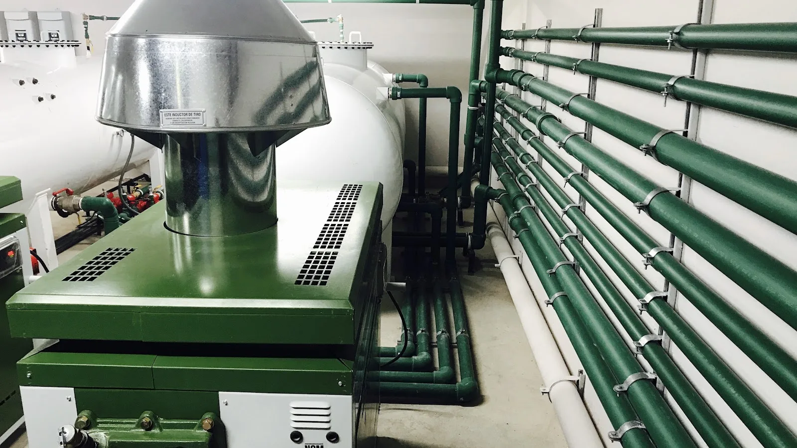 Instalación de calentador industrial con tubería de agua caliente, trabajo real de Plomero Antonio Coyotl