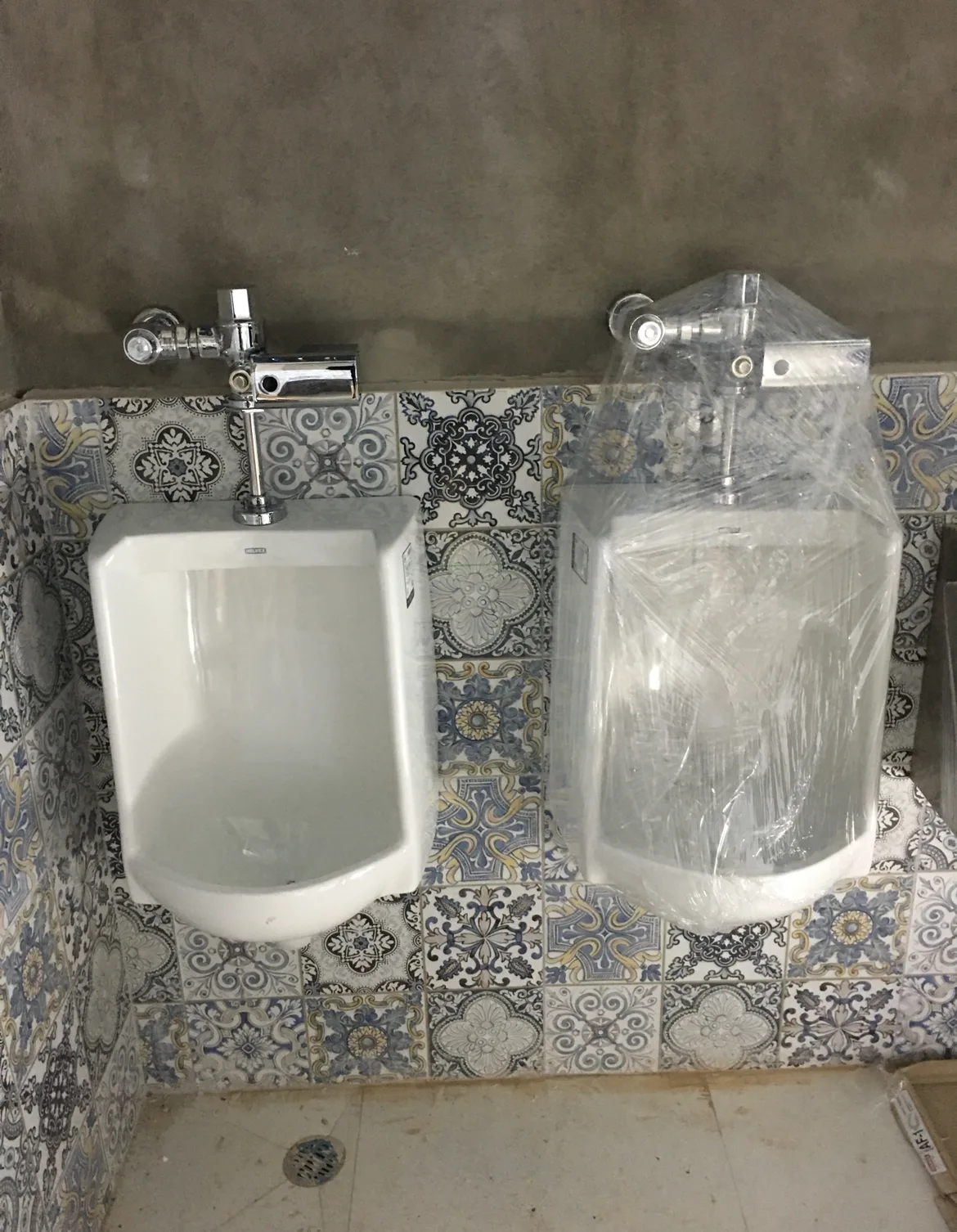 Baños comerciales con mingitorios