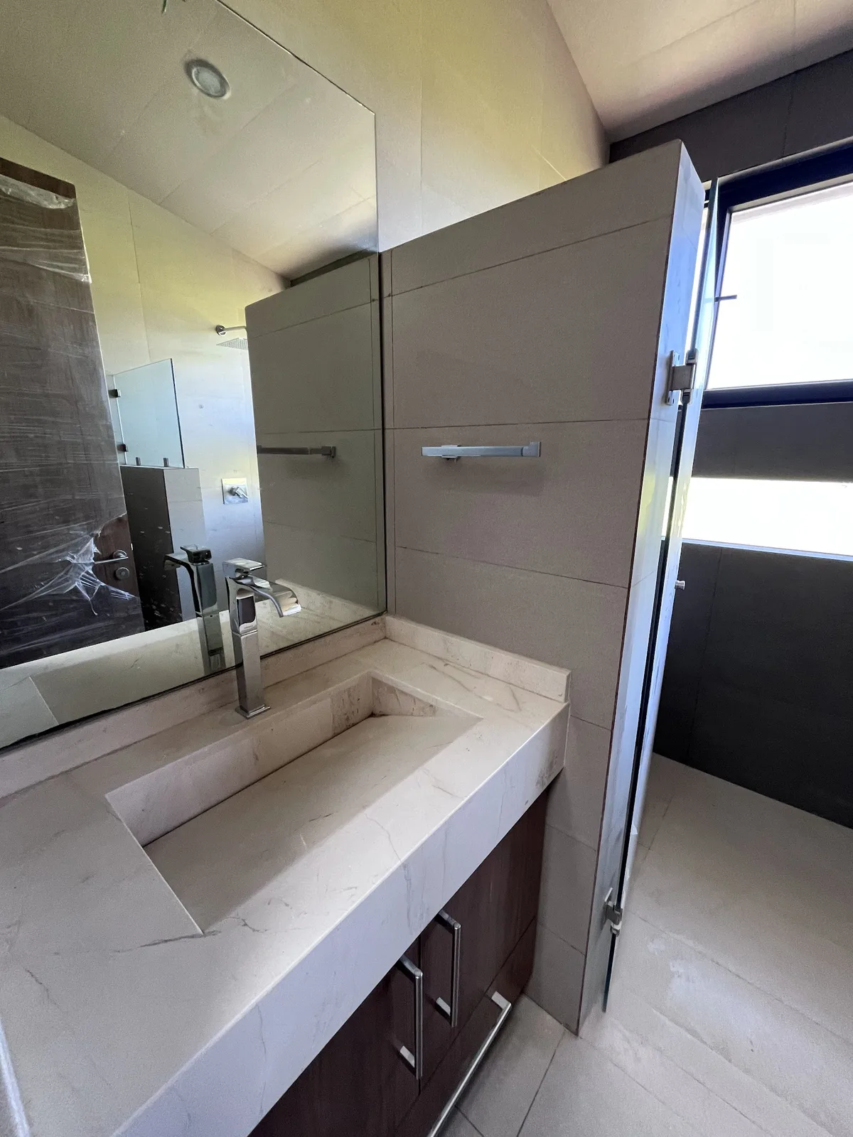 Baño residencial de acabado fino