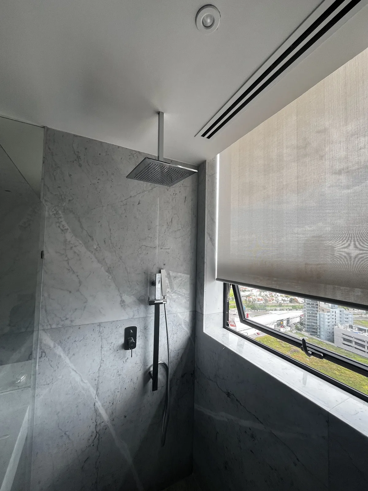 Regadera de techo, baño de acabado fino